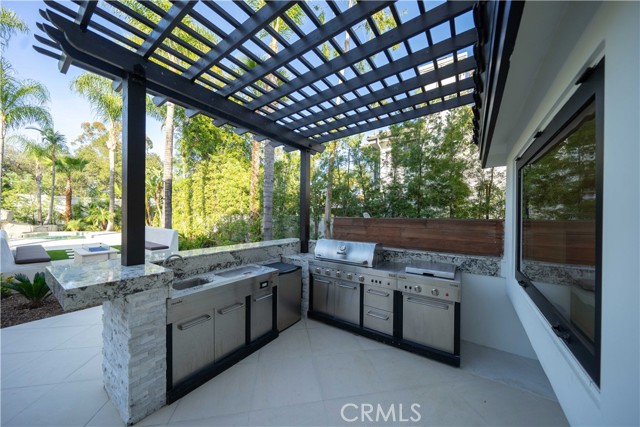 Detail Gallery Image 8 of 74 For 17437 Oak Creek Ct, Encino,  CA 91316 - 5 Beds | 5/1 Baths