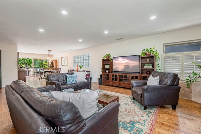 1335 Crestview Avenue, Seal Beach CA: https://media.crmls.org/medias/48cb7c8d-c0c7-4a9d-9ff4-ed6317386d80.jpg