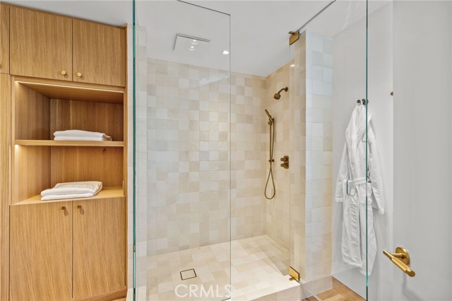 1075 Granville Drive, Newport Beach CA: https://media.crmls.org/medias/48cc198f-e92a-4240-8d46-98e06c697e55.jpg