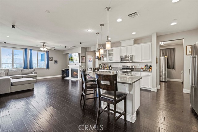 20556 Suzie Lane, Saugus CA: https://media.crmls.org/medias/48cc1bdf-3e00-4422-9cc5-42716adcf079.jpg