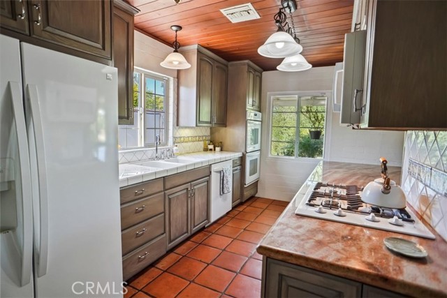 525 Bob Hope Drive, Burbank CA: https://media.crmls.org/medias/48cd4b3a-701a-4edc-a00a-b34b70712bac.jpg