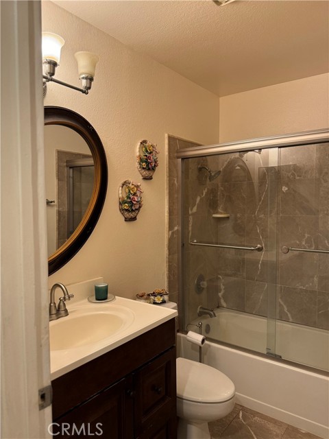 Detail Gallery Image 14 of 26 For 136 Mistletoe Dr, Corona,  CA 92879 - 2 Beds | 2 Baths