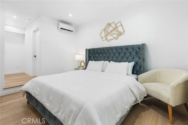 Detail Gallery Image 4 of 24 For 119 S Coroando St #1/2,  Los Angeles,  CA 90057 - 3 Beds | 2 Baths