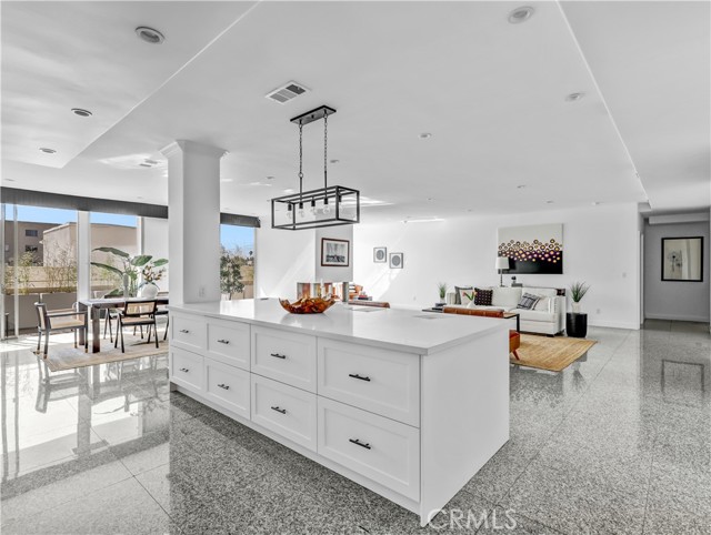 Detail Gallery Image 8 of 34 For 1333 S Beverly Glen Bld #402,  Los Angeles,  CA 90024 - 5 Beds | 5/1 Baths