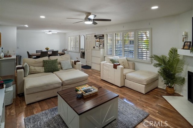 Detail Gallery Image 4 of 16 For 11044 Acama, North Hollywood,  CA 91602 - 2 Beds | 2 Baths