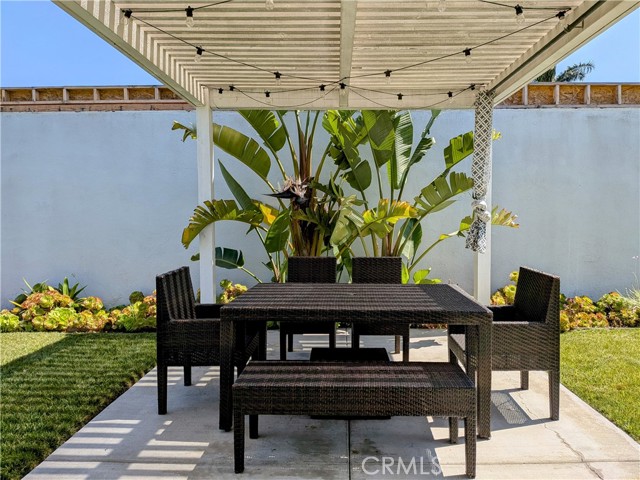 Detail Gallery Image 14 of 17 For 20291 Bancroft Cir, Huntington Beach,  CA 92646 - 4 Beds | 2/1 Baths