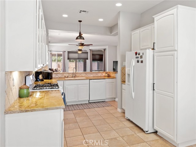 Detail Gallery Image 13 of 46 For 10387 Glen Oaks Ln, Apple Valley,  CA 92308 - 2 Beds | 2 Baths