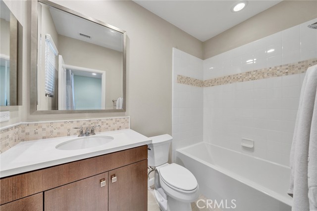 17 Lowland, Irvine CA: https://media.crmls.org/medias/48da983d-47fe-46df-813e-836a5c9658c0.jpg