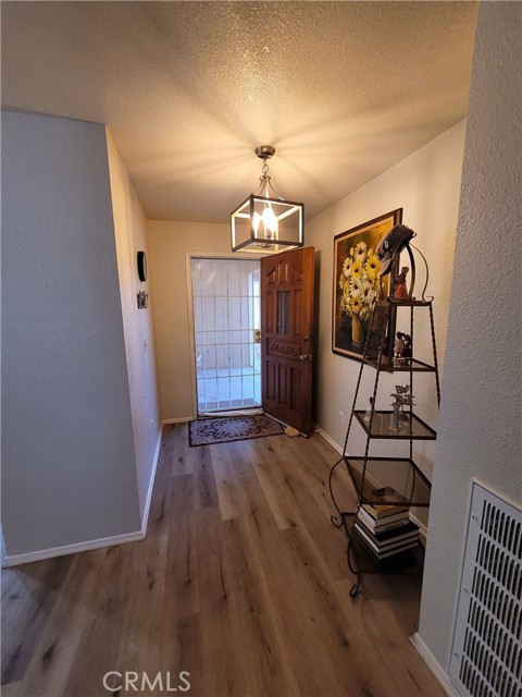 21291 Ramona Avenue, Apple Valley CA: https://media.crmls.org/medias/48dbdac3-e85b-4a71-a7a1-fbec679b8225.jpg