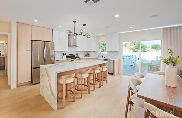 Detail Gallery Image 3 of 47 For 5864 Jamieson Ave, Encino,  CA 91316 - 3 Beds | 3 Baths