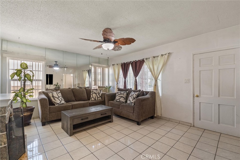 https://media.crmls.org/medias/48dff879-011b-4411-b0ce-44545cb29481.jpg?preset=X-Large