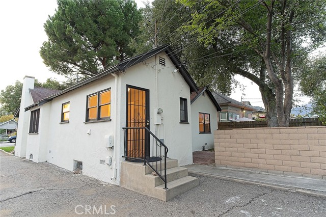 550 N 1st Avenue, Upland CA: https://media.crmls.org/medias/48e1e7ac-b9ce-47b7-adeb-fabf60f5d03e.jpg