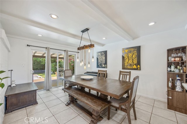 Detail Gallery Image 14 of 28 For 23818 Oxnard St, Woodland Hills,  CA 91367 - 3 Beds | 3 Baths