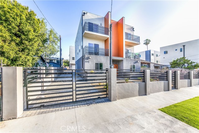 Detail Gallery Image 2 of 18 For 11308 Miranda St, North Hollywood,  CA 91601 - 4 Beds | 4 Baths