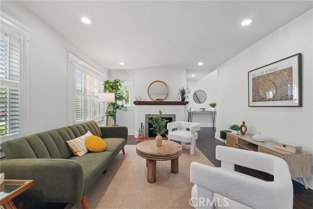2111 S Bronson Ave, Los Angeles CA: https://media.crmls.org/medias/48eacdfe-fd98-4503-8eed-02d43e1dc530.jpg