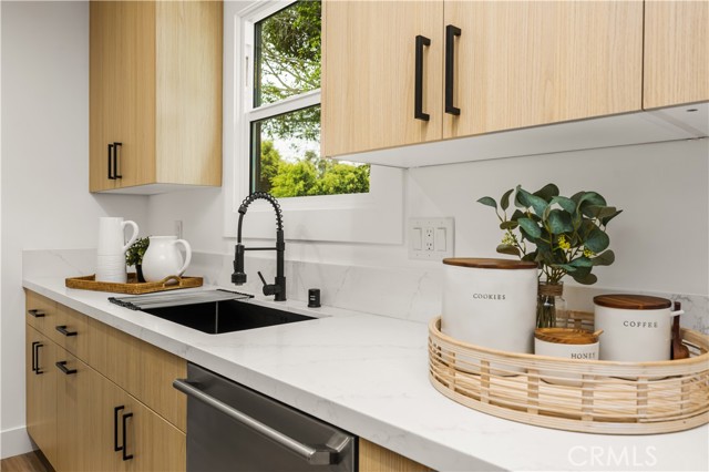 6005 S La Brea Avenue, Los Angeles CA: https://media.crmls.org/medias/48ede242-b2c0-4e38-8121-ae654c30e2fc.jpg