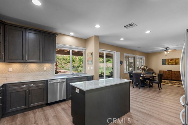 30444 Hidden Valley Court, Castaic CA: https://media.crmls.org/medias/48f13157-afd4-4f14-be0d-7ef8b19e83d3.jpg