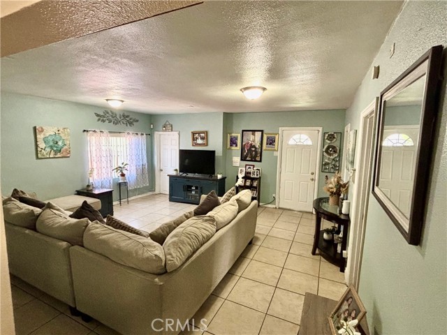 Detail Gallery Image 7 of 23 For 16739 Upland, Fontana,  CA 92335 - 3 Beds | 1/1 Baths