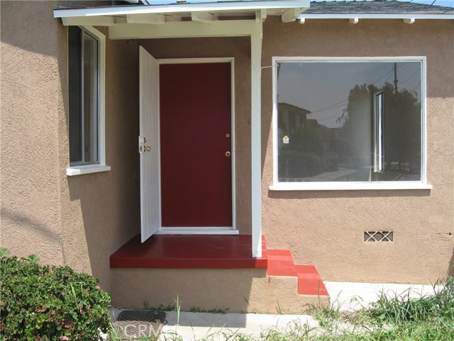 560 W Hamilton Avenue, San Pedro CA: https://media.crmls.org/medias/48f43ac4-bffc-4677-9264-918490a87a1d.jpg