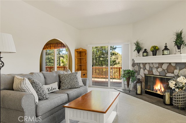 Detail Gallery Image 7 of 42 For 1383 Calgary Dr, Lake Arrowhead,  CA 92352 - 3 Beds | 3 Baths