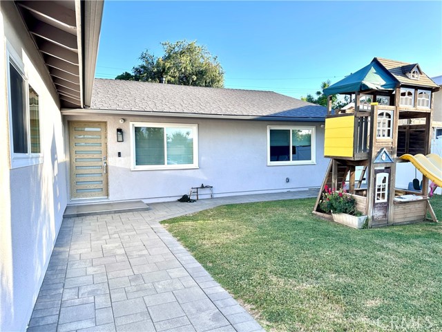 Detail Gallery Image 2 of 21 For 23442 Friar St, Woodland Hills,  CA 91367 - 4 Beds | 3 Baths