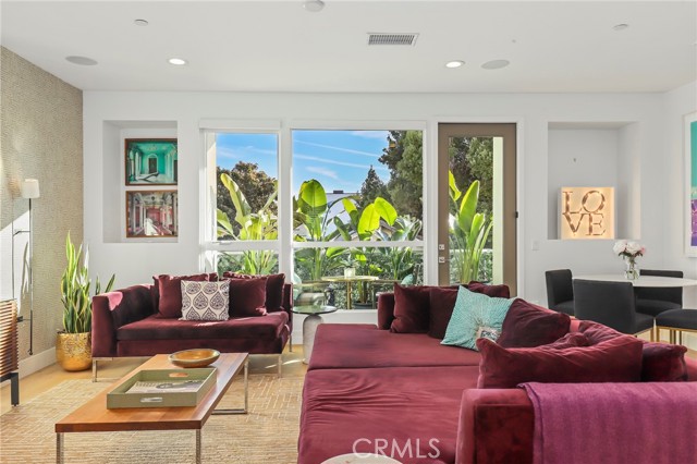 Detail Gallery Image 3 of 36 For 6072 W Studio Ct, Los Angeles,  CA 90038 - 3 Beds | 3/1 Baths