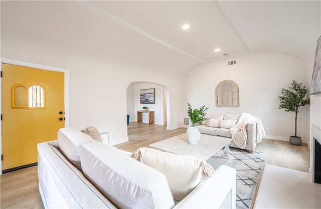 1818 W 79th Street, Los Angeles CA: https://media.crmls.org/medias/48feebfa-8ba5-4b61-8854-9ca9db9fabe1.jpg