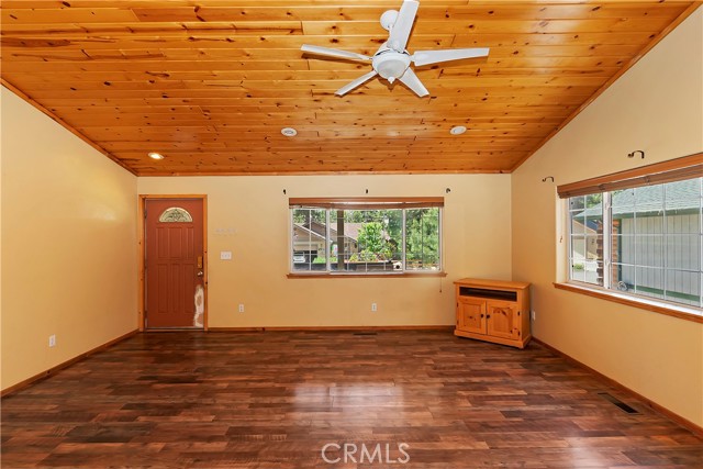 Detail Gallery Image 10 of 44 For 518 E Fairway Bld, Big Bear City,  CA 92314 - 3 Beds | 2 Baths