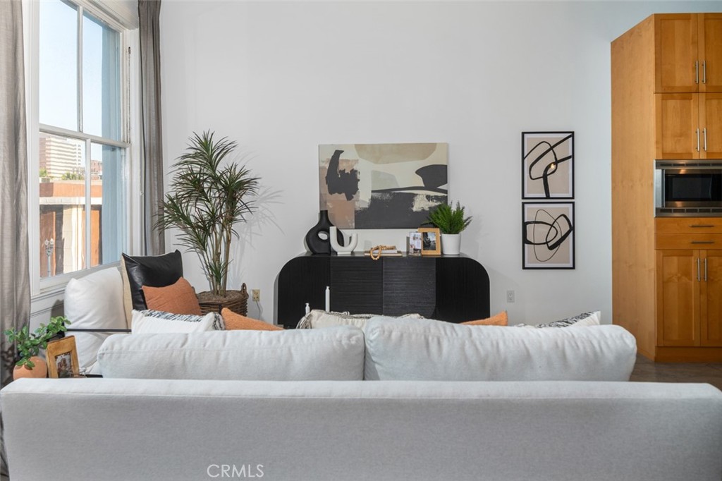 https://media.crmls.org/medias/49003b72-49b7-4817-a12d-6cbaf143599e.jpg?preset=X-Large
