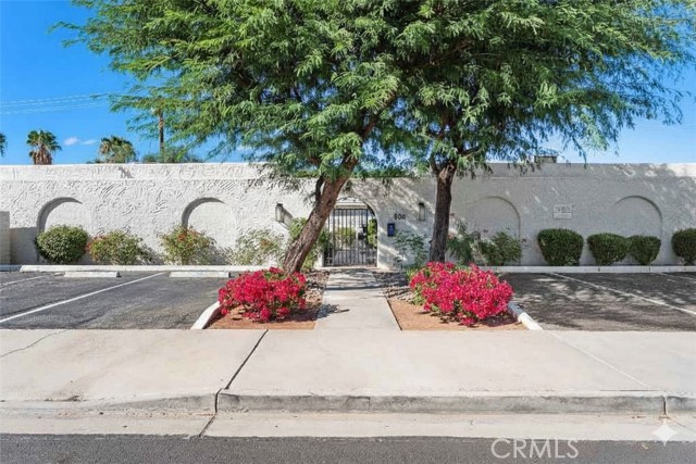 Detail Gallery Image 2 of 33 For 800 E Cottonwood Rd #4,  Palm Springs,  CA 92262 - 2 Beds | 2 Baths