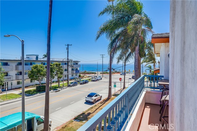 4021 S Pacific Avenue, San Pedro CA: https://media.crmls.org/medias/49093ce2-c38d-4d69-88db-e674f9b10ed6.jpg