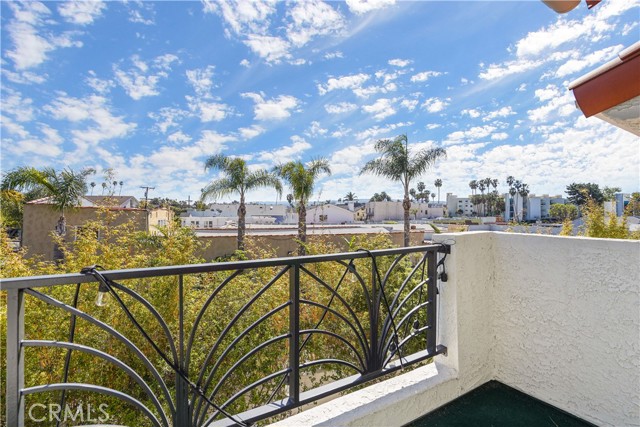 231 North Broadway, Redondo Beach, California 90277, 2 Bedrooms Bedrooms, ,2 BathroomsBathrooms,Residential,Sold,North Broadway,SB22044215