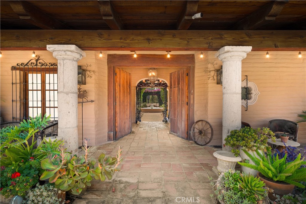 39100 Avenida La Cresta