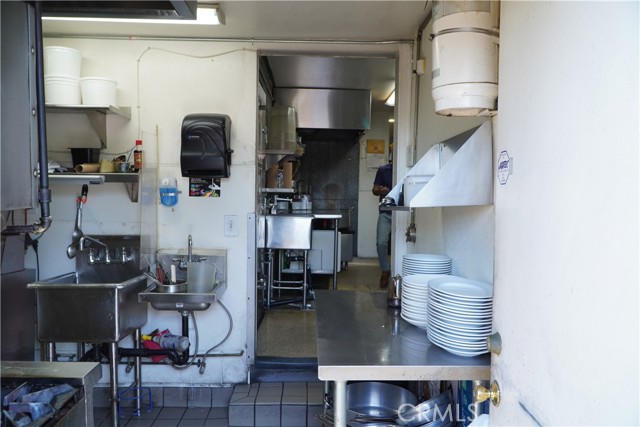 124 E Lincoln Ave, Orange CA: https://media.crmls.org/medias/49168fd2-89b8-4b8b-807a-4676344c81c2.jpg