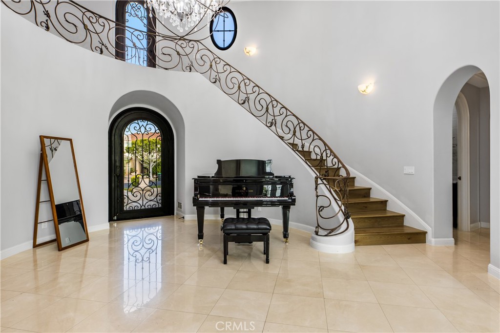 https://media.crmls.org/medias/49184b87-df2d-477f-b5f1-f55f499c00d8.jpg?preset=X-Large