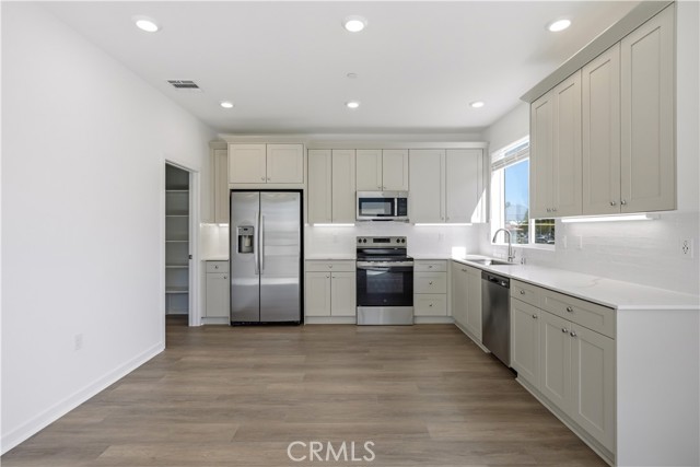 Detail Gallery Image 6 of 31 For 9427 N Sepulveda Blvd. #5,  North Hills,  CA 91343 - 3 Beds | 2/1 Baths