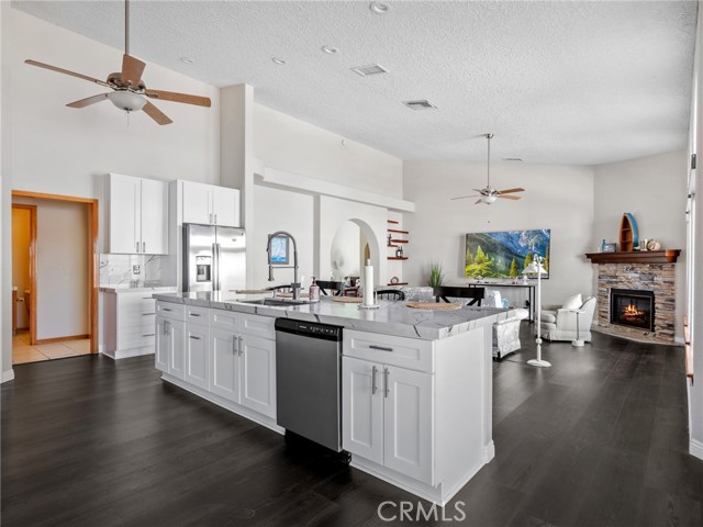 14526 Galleon Lane, Helendale CA: https://media.crmls.org/medias/492070a1-84c4-42b3-b1df-172d3e11177c.jpg