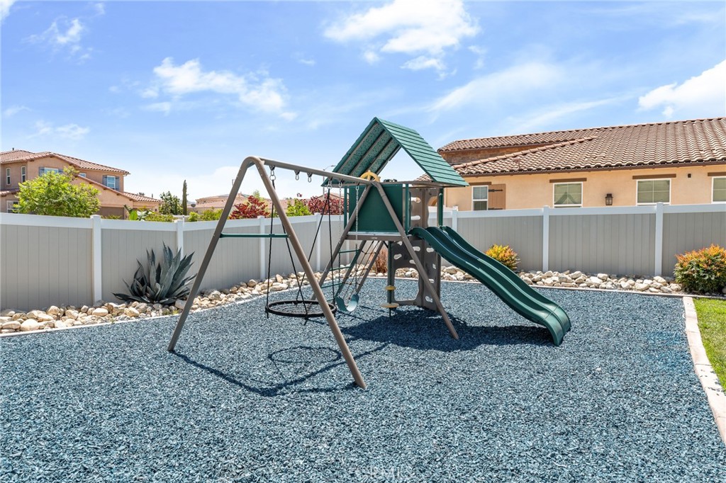 https://media.crmls.org/medias/492144e6-80ff-49b1-b2f1-9c5417237516.jpg?preset=X-Large