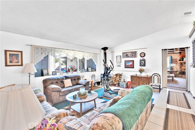 Detail Gallery Image 7 of 43 For 13237 Smoke Tree Rd, Victorville,  CA 92392 - 3 Beds | 2 Baths