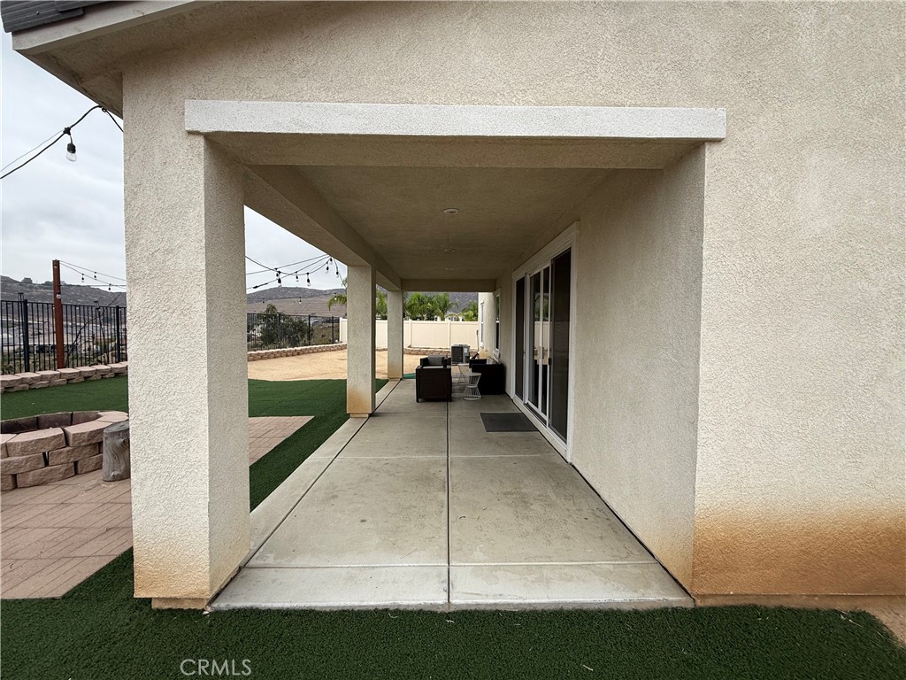 https://media.crmls.org/medias/492afc88-59d6-4da5-9d45-27630e246b09.jpg?preset=X-Large