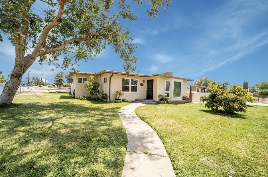 9309 Evergreen Ln, Fontana, CA 92335