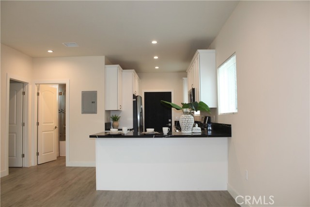 Detail Gallery Image 8 of 10 For 5014 Kester Ave, Sherman Oaks,  CA 91403 - 4 Beds | 4 Baths