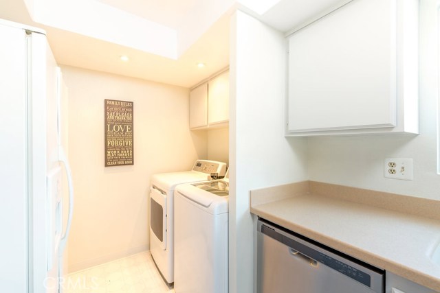 Laundry area w/ Washer/Dryer Hook-ups