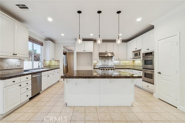 Detail Gallery Image 14 of 65 For 26511 Brooks Cir, Stevenson Ranch,  CA 91381 - 5 Beds | 3/1 Baths