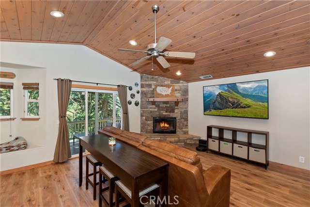 Detail Gallery Image 6 of 32 For 676 Lake Dr, Lake Arrowhead,  CA 92352 - 2 Beds | 2/1 Baths