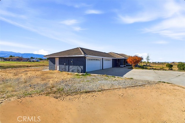 6895 Coyote Rd, Phelan CA: https://media.crmls.org/medias/493b2531-b99d-442d-8603-2f6852ccb913.jpg