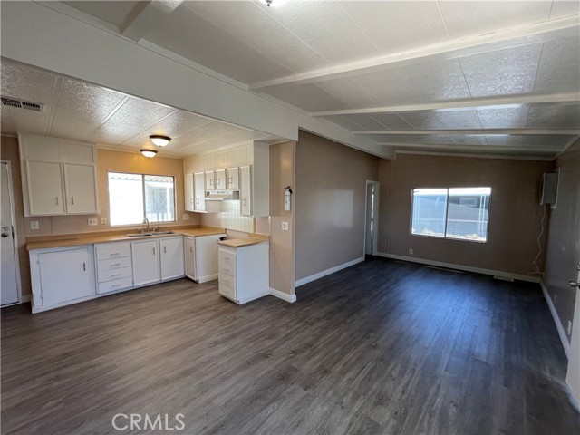 Detail Gallery Image 4 of 27 For 22838 Bear Valley Rd #40,  Apple Valley,  CA 92308 - 3 Beds | 2 Baths