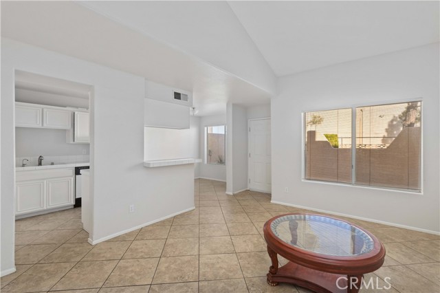 Detail Gallery Image 4 of 19 For 39237 10th #C,  Palmdale,  CA 93551 - 2 Beds | 2/1 Baths