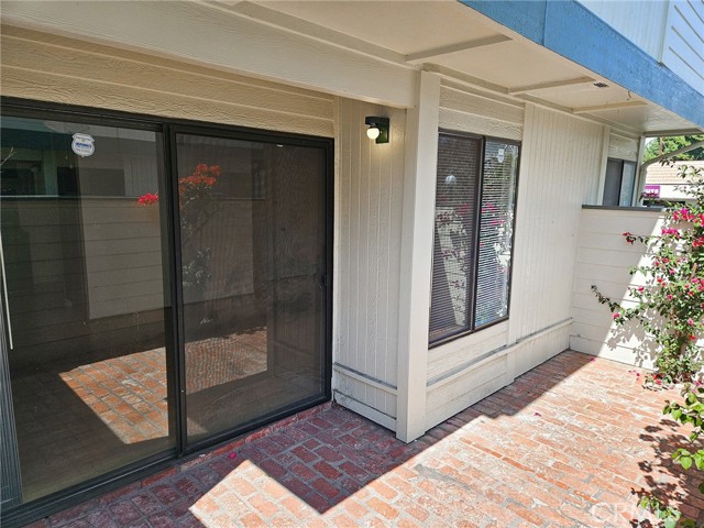 Detail Gallery Image 12 of 18 For 10566 Sunland Bld #1,  Sunland,  CA 91040 - 3 Beds | 2/1 Baths