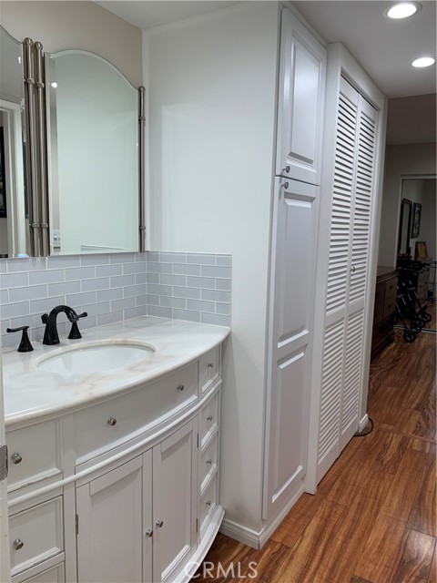 Detail Gallery Image 12 of 27 For 22100 Burbank, Woodland Hills,  CA 91367 - 1 Beds | 1 Baths